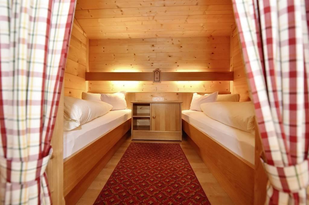 Berghof Gundalatsch Bed & Breakfast กาชูร์น ภายนอก รูปภาพ