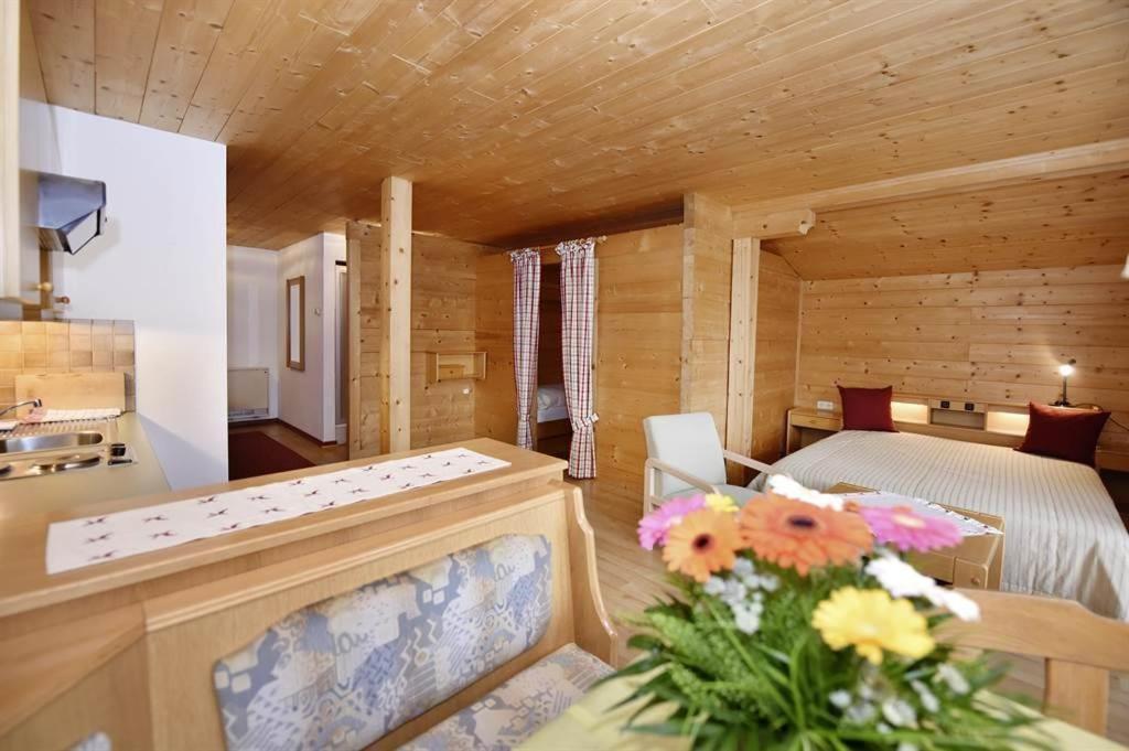 Berghof Gundalatsch Bed & Breakfast กาชูร์น ภายนอก รูปภาพ