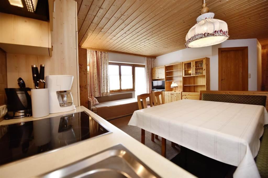 Berghof Gundalatsch Bed & Breakfast กาชูร์น ภายนอก รูปภาพ