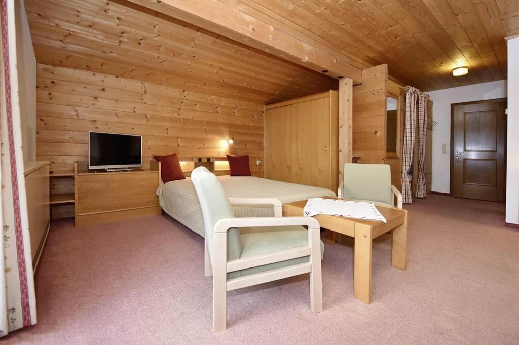 Berghof Gundalatsch Bed & Breakfast กาชูร์น ภายนอก รูปภาพ