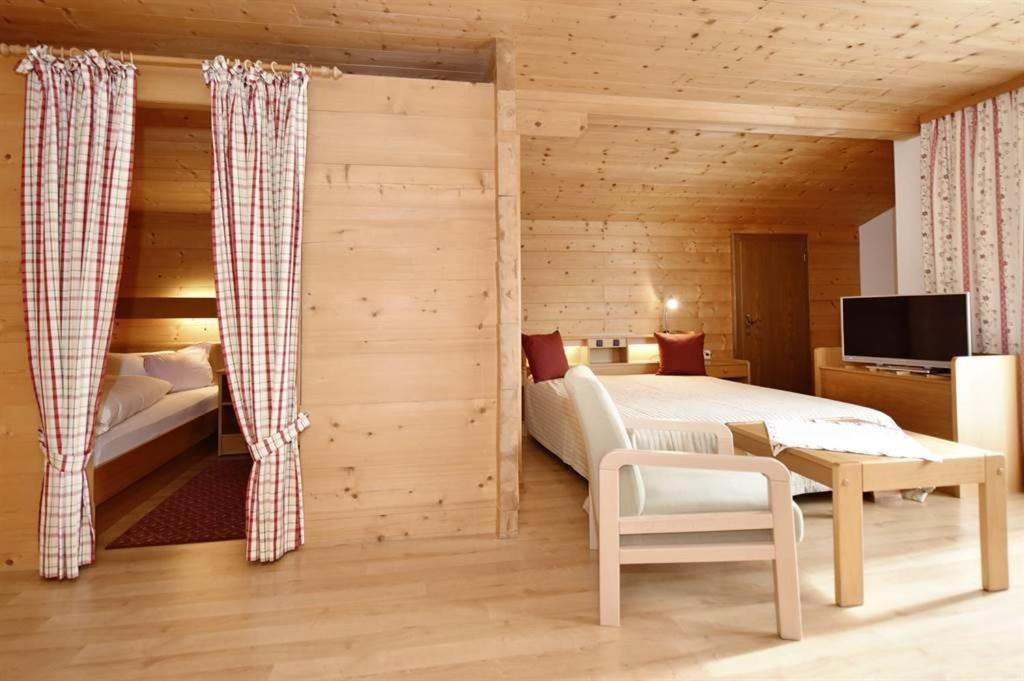 Berghof Gundalatsch Bed & Breakfast กาชูร์น ภายนอก รูปภาพ