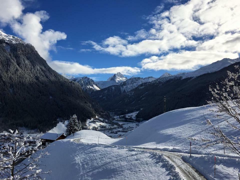 Berghof Gundalatsch Bed & Breakfast กาชูร์น ภายนอก รูปภาพ