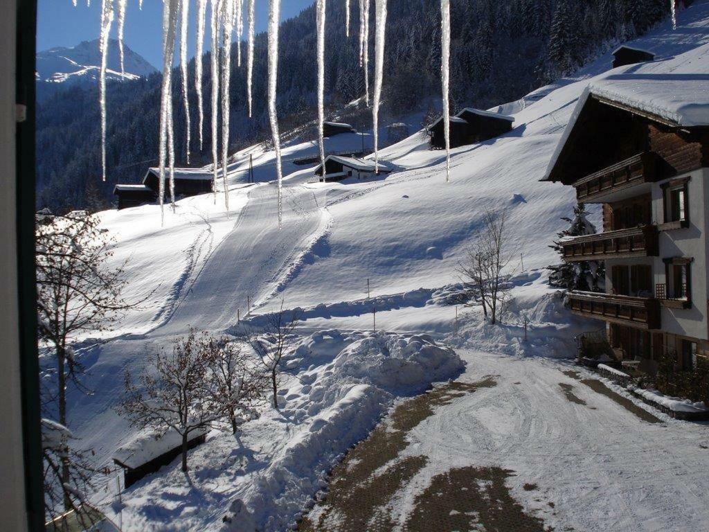 Berghof Gundalatsch Bed & Breakfast กาชูร์น ภายนอก รูปภาพ