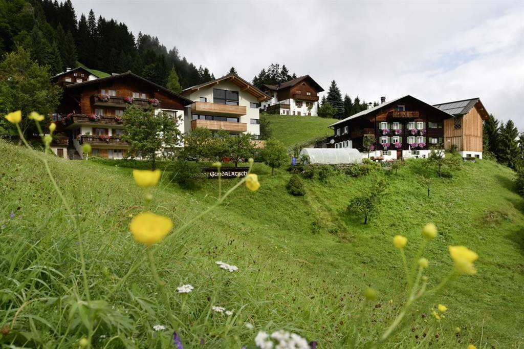 Berghof Gundalatsch Bed & Breakfast กาชูร์น ภายนอก รูปภาพ