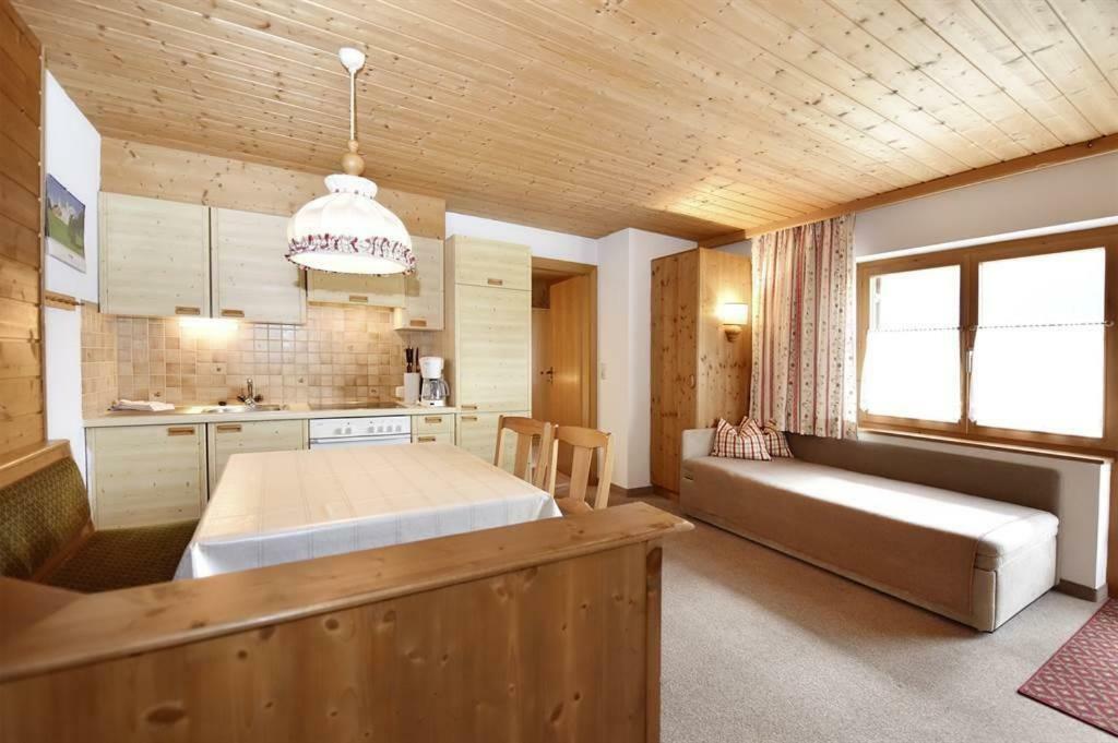 Berghof Gundalatsch Bed & Breakfast กาชูร์น ภายนอก รูปภาพ