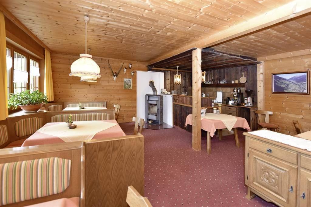 Berghof Gundalatsch Bed & Breakfast กาชูร์น ภายนอก รูปภาพ